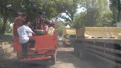 AKIBAT TRUK MOGOK, JALAN NGAWEN BLORA MACET TOTAL