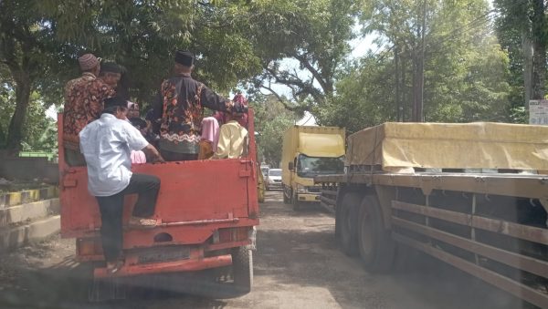 Sebuah truk bermuatan bahan gipsum mengalami kerusakan pada as roda di ruas Jalan Ngawen-Blora, tepatnya di Kelurahan Punggur sugih, Kecamatan Ngawen, Kabupaten Blora. Akibat insiden tersebut, arus lalu lintas mengalami kemacetan hingga berjam-jam.