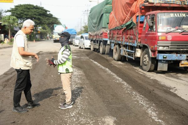 Gubernur Jawa Tengah Ganjar Pranowo menelpon langsung Kepala BBPJN Jawa Tengah-DI Yogyakarta, Wida Nurfaida saat turun gunung mengecek kondisi jalan rusak di Jalan Pantura Timur, tepatnya di Jalan Raya Kudus-Pati. Ganjar merespon aduan masyarakat yang mengeluh kerusakan jalan yang parah hingga menyebabkan kemacetan.