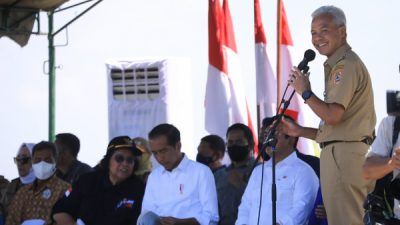 Gubernur Jawa Tengah Ganjar Pranowo menyampaikan tiga pesan kepada warga dan kelompok tani penerima sertifikat tanah, surat keputusan (SK) Perhutanan Sosial dan SK Tanah Objek Reforma Agraria (TORA) di Desa Gabusan, Kabupaten Blora, Jumat (10/3/2023).