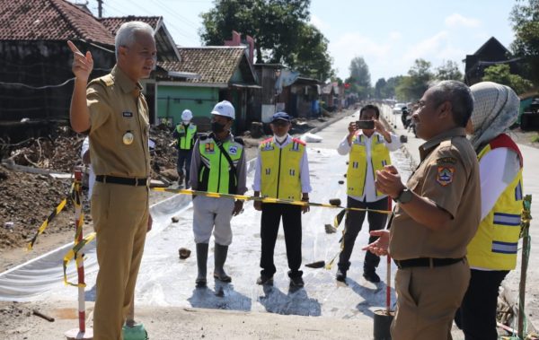 Gubernur Jawa Tengah Ganjar Pranowo langsung mengecek ruas jalan provinsi di Kabupaten Sragen yang sedang dalam perbaikan. Ganjar meminta perbaikan jalan dioptimalkan agar bisa memberi kenyamanan menjelang Ramadan dan Idul Fitri 1444 H.