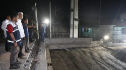 Gubernur Jawa Tengah, Ganjar Pranowo kembali melakukan sidak proyek pembangunan Jembatan Juwana Pati, Kamis (16/3). Namun, sidak kali ini berbeda karena dilakukan malam hari, yakni pukul 22.25 WIB.