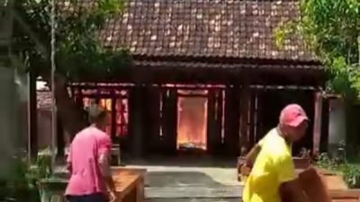 AKIBAT KORSLETING LISTRIK, 2 RUMAH DI TOBO TERBAKAR
