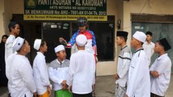 Muhson, Pengasuh Panti Asuhan Al-Karomah di Kelurahan Kembangarum, Kecamatan Semarang Barat tak bisa menutupi kebahagiaannya saat menerima kedatangan Gubernur Jawa Tengah Ganjar Pranowo, Kamis (23/3/2023) sore.