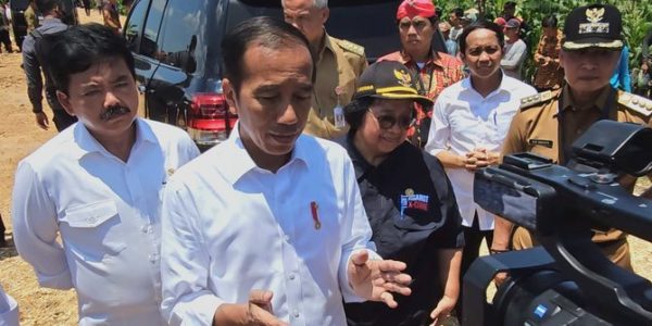 Sebanyak 1.043 sertifikat tanah dan SK Tanah Objek Reforma Agraria (TORA) diberikan Presiden Joko Widodo kepada masyarakat di area Kesongo, Kabupaten Blora, Jumat (3/10/2023).