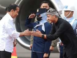 SAMBUT JOKOWI, GANJAR KENAKAN BAJU ADAT SAMIN