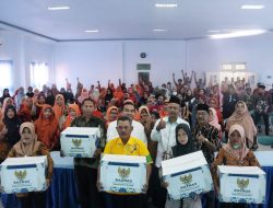 RATUSAN PETUGAS KEBERSIHAN DI BLORA TERIMA PAKET SEMBAKO