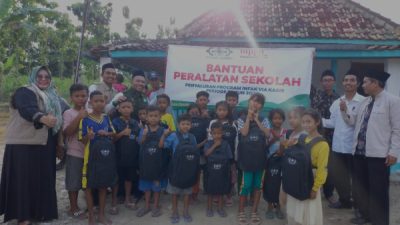 NU Care-Lazisnu Blora Memberikan Peralatan Sekolah Dan Paket Sembako Kepada Anak-Anak Terdampak Banjir Di Dukuh Jurangjero Desa Sidomulyo Kecamatan Banjarejo, Blora.