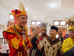 PAKAI BAJU ADAT NIAS, GANJAR RESMIKAN RUMAH PEMBAURAN JATENG