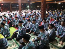 CALON HAJI BLORA DIMINTA SALING BANTU