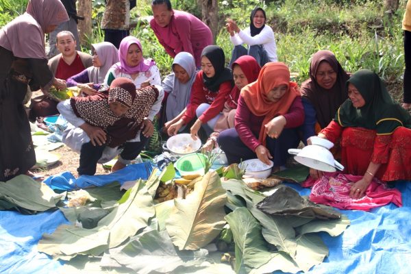 SEDEKAH BUMI DUKUH PLOSOREJO MEMBALUT TRADISI DAN RELIGI