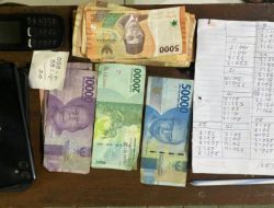 2 PRIA DIBEKUK POLISI SAAT TRANSAKSI TOGEL