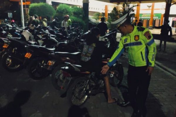 PULUHAN MOTOR BERKNALPOT BRONG DIRAZIA POLISI