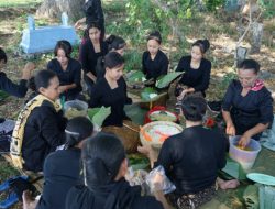 UPACARA ADAT SEDULUR SIKEP: MEMUGAR MAKAM LELUHUR