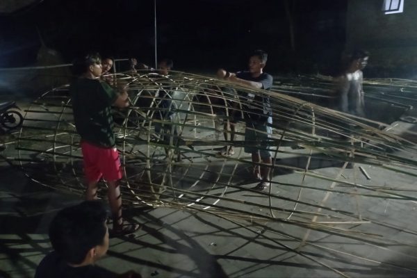 GUYUB RUKUN! WARGA RT 2 DESA SAMBONGREJO SENGKUYUNG BUAT ONDEL-ONDEL UNTUK KARNAVAL SEDEKAH BUMI