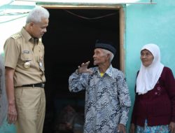 AMBRUK TERKENA GEMPA, GANJAR TINJAU LANGSUNG RUMAH MBAH KATIMIN