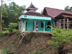 TERANCAM LONGSOR, MUSHOLA DI BRUMBUNG SETAHUN TAK DIGUNAKAN IBADAH