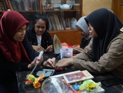 PEREMPUAN INI SULAP SAMPAH PLASTIK JADI KERAJINAN BERNILAI EKONOMIS