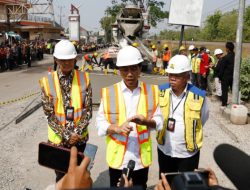 JOKOWI PUJI KONDISI JALAN DI JATENG