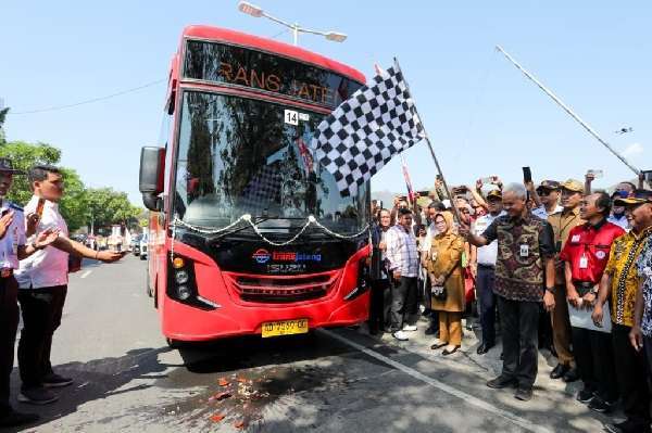 GANJAR LUNCURKAN TRANS JATENG SOLO-SUKOHARJO-WONOGIRI, RAMAH DIFABEL DAN GRATIS SEMINGGU