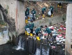 RELAWAN DPUPR KOMPAK BERSIHKAN SAMPAH DI SUNGAI GROJOGAN BLORA