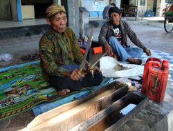 BULAN SURO, MBAH MULYONO KEMBALI BUKA LAYANAN JASA CUCI KERIS DI EKS STASIUN BLORA