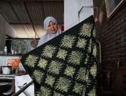 PENGRAJIN BATIK BLORA BANJIR PESANAN BATIK MOTIF JATI LESTARI