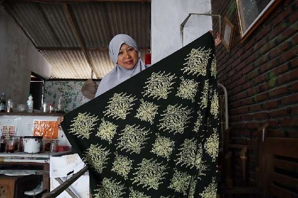 PENGRAJIN BATIK BLORA BANJIR PESANAN BATIK MOTIF JATI LESTARI