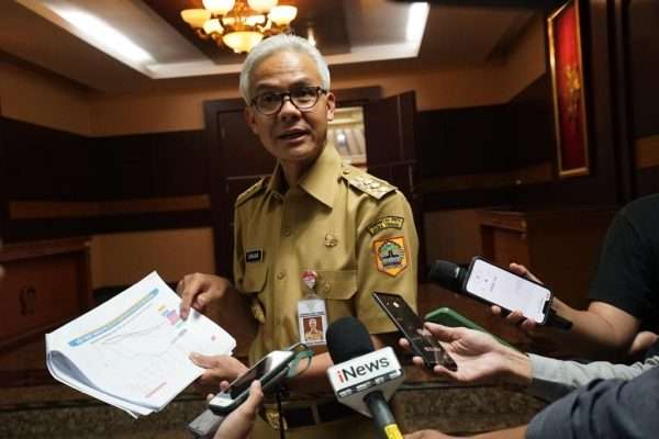 GRAFIK TURUN, GANJAR OPTIMIS KEMISKINAN DI JATENG NOL PERSEN DI 2024