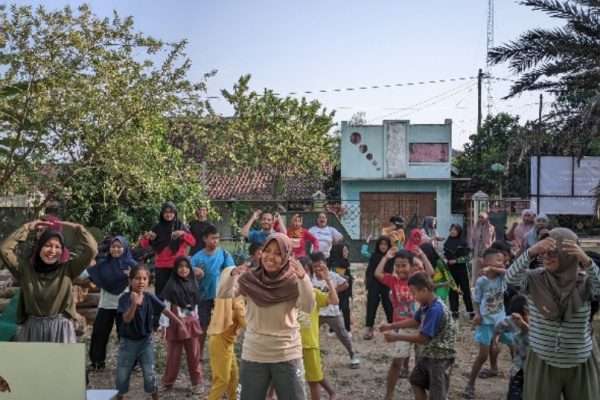 TERAPKAN POLA HIDUP SEHAT, MAHASISWA KKN AJAK WARGA BOGOWANTI SENAM PAGI