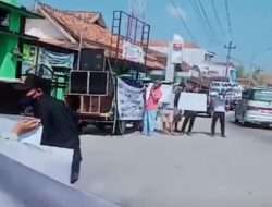 SELINGKUH, KADES NGLUNGGER DIDEMO WARGA
