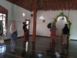 MAHASISWA KKN IAIN KUDUS MAKMURKAN MASJID DI TENGAH HUTAN