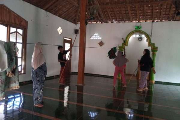 MAHASISWA KKN IAIN KUDUS MAKMURKAN MASJID DI TENGAH HUTAN