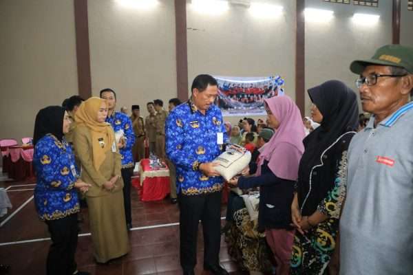 WARGA MISKIN DI JATENG DAPAT BANTUAN CADANGAN PANGAN