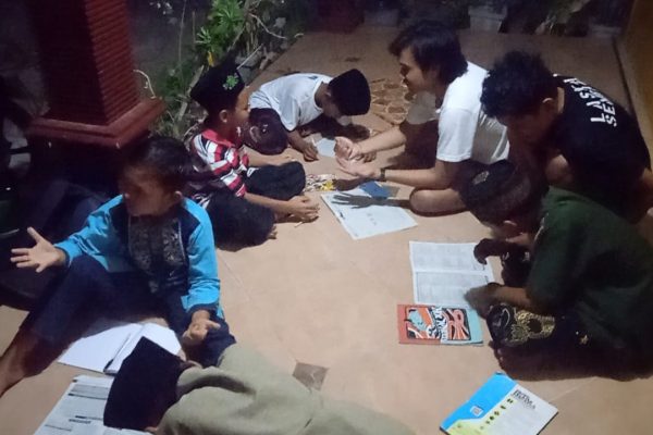 SENANGNYA BELAJAR BARENG MAHASISWA UNY