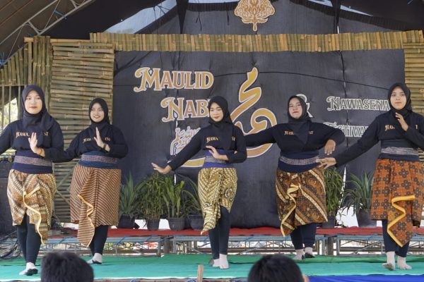 MANFAATKAN BARANG BEKAS, PANGGUNG NAWASENA FEST PUKAU PENONTON