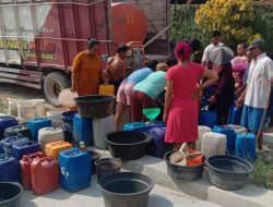 RELAWAN ASAL BEGANJING SALURKAN BANTUAN AIR KEPADA MASYARAKAT