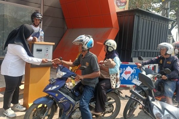 TINGKATKAN KENYAMANAN, DINDAGKOP UKM BLORA UJI COBA E-PARKIR DI PASAR RAKYAT SIDO MAKMUR