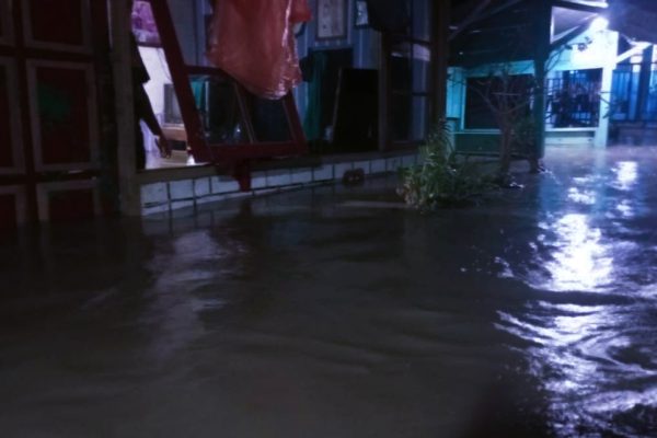 CEPU DIKEPUNG BANJIR BERKETINGGIAN 1,5 METER