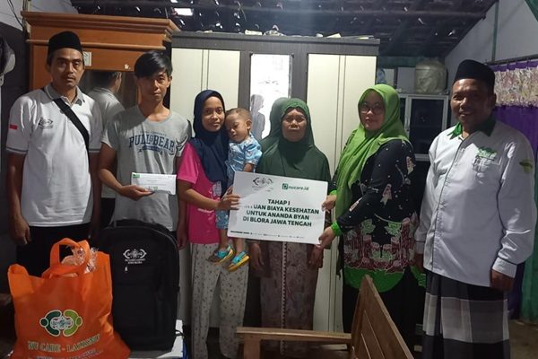 Penyerahan Secara simbolis oleh Pengurus Lazisnu Blora.