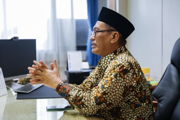 PEMPROV BANTU SEORANG LASIA YANG TINGGAL SENDIRI DI RUMAH TIDAK LAYAK