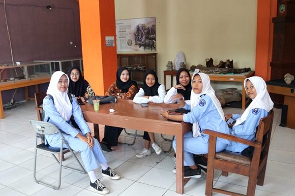 PESERTA PKL DAN MAHASISWA MAGANG DINKOMINFO BLORA KUNJUNGI RUMAH ARTEFAK