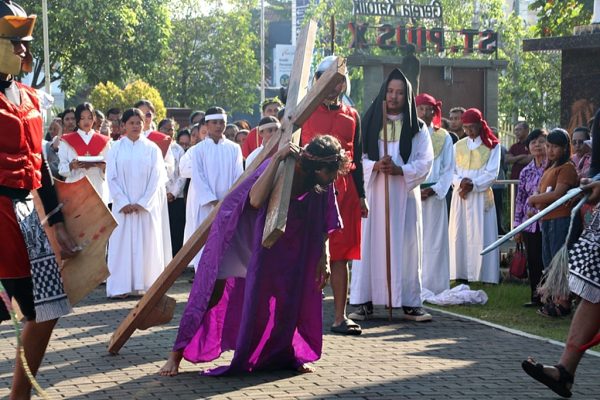 KENANG YESUS, UMAT KATOLIK BLORA GELAR IBADAT JALAN SALIB