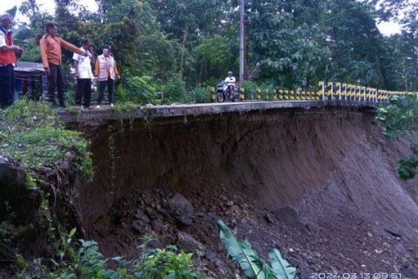 AKIBAT TAMBANG ILEGAL, TIGA TEBING DI BLORA SELATAN LONGSOR