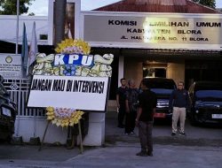 CEGAH INTERVENSI POLITIK, SIMPATISAN CALEG PDIP KIRIM KARANGAN BUNGA KE KPU BLORA