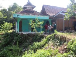 MENGANCAM MUSALA, LONGSORAN DI DESA BRUMBUNG SEGERA DITANGANI