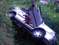 MOBIL WISATAWAN BLORA NYUNGSEP KE PARIT, 5 ORANG ALAMI LUKA RINGAN