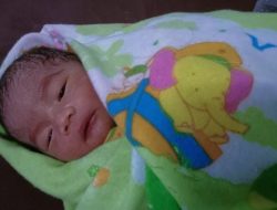 4 ORANG SIAP ADOPSI BAYI MALANG YANG DIBUANG DI EMPERAN RUMAH WARGA CEPU