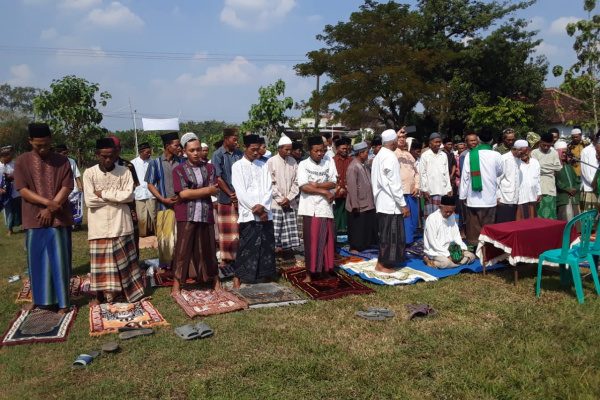 MASYARAKAT DESA BERGOLO GELAR SALAT ISTISQO’ UNTUK MEMOHON HUJAN