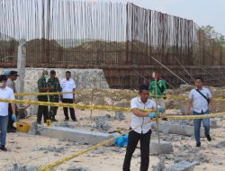 KULI BANGUNAN DI JIKEN TEWAS KETIBAN TIANG PANCANG SAAT BEKERJA